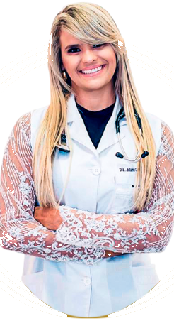 Dra. Juliana Chaves Molina, geriatra em Campinas, de jaleco branco